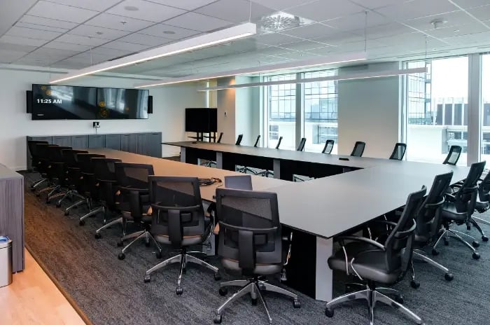 Montreal meeting room large U-shaped desk